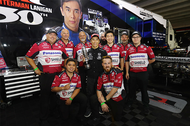 ▲Sato holding Baby Borg Trophy with the crew of his #30 car